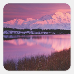 Mt. Denali bei Sonnenuntergang vom Reflection Pond Quadratischer Aufkleber
