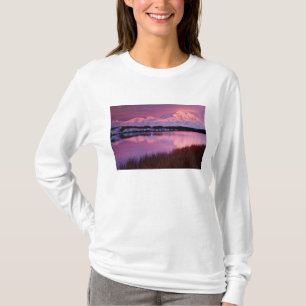 Mt. Denali bei Sonnenuntergang vom Reflection Pond T-Shirt