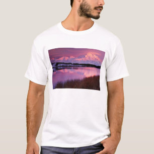 Mt. Denali bei Sonnenuntergang vom Reflection Pond T-Shirt