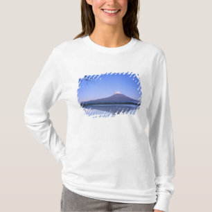 Mt. Fuji vom Motosu-See, Yamanashi, Japan T-Shirt