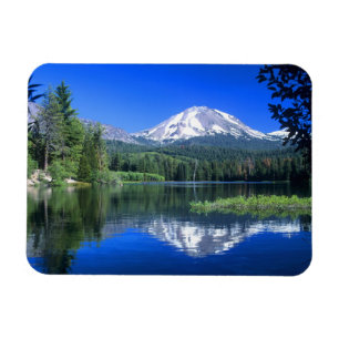Mt. Lassen erhebt sich über den Manzanita-See Magnet