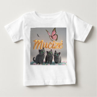 "MUCİZE" — Dreamy Elegance mit Kittens & Butterfl Baby T-shirt
