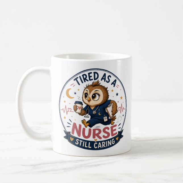 Müde Krankenschwester Eule Cartoon-Illustration  Kaffeetasse (Links)