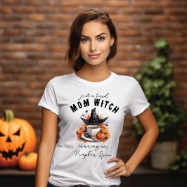 Müde Mama Hexenhut und Kürbisspice-Kaffee T-Shirt