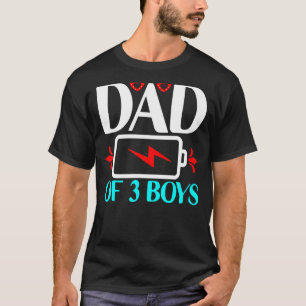 müde Vater von 3 Jungen Vatertag Niedrige Batterie T-Shirt