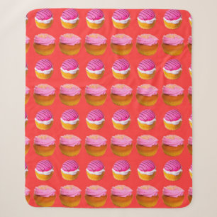 Muffins, Cupcakes mit weißer und rosa Creme auf ei Sherpadecke