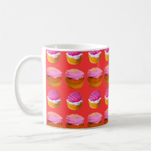 Muffins, Kuchen mit weißer und rosa Creme auf eine Kaffeetasse