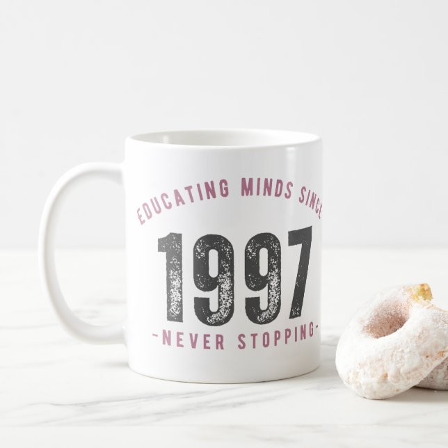 Mug - 'Educating Minds Since 1997 Never Stopping'  Kaffeetasse (Mit Donut)