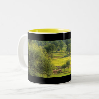 Mug mit landschaftlicher grüner Talansicht - Natur Zweifarbige Tasse