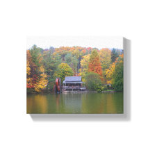 Mühle auf einem See im Herbst