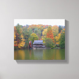 Mühle auf einem See im Herbst Leinwanddruck