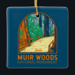 Muir Woods National Monument California Emblem Keramikornament<br><div class="desc">Muir Woods Vektorgrafik Design. Es handelt sich um einen alten,  wachsenden Wald aus Rotholz an der Küste. Aufgrund seiner Nähe zum Pazifik wird der Wald regelmäßig in einem Nebel der Meeresschicht an der Küste umspült,  was zu einer feuchten Umgebung beiträgt,  die ein kräftiges Wachstum der Pflanze fördert.</div>