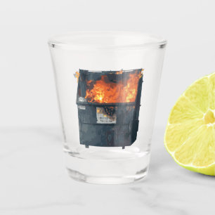 Müllcontainer-Feuer - lustiges Chaos Schnapsglas
