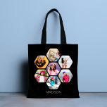 Multi-Foto Collage Moderner Personalisierter Name<br><div class="desc">Multi Foto Collage Moderne Tragetaschen für Personalisierte Namen bieten eine Foto-Collage Ihrer Lieblings-Fotos in Hexagon-Form. Personalisiert mit Ihrem Namen in modernem schwarzen Skript. Perfekt zum Geburtstag, Weihnachten, Muttertag, Großeltern, Schwester, beste Freundin und vieles mehr. FOTO TIPP: Zentrieren Sie Ihre Fotos vor dem Hochladen nach Zazzle. Entworfen von ©Evco Studio www.zazzle.com/store/evcostudio...</div>
