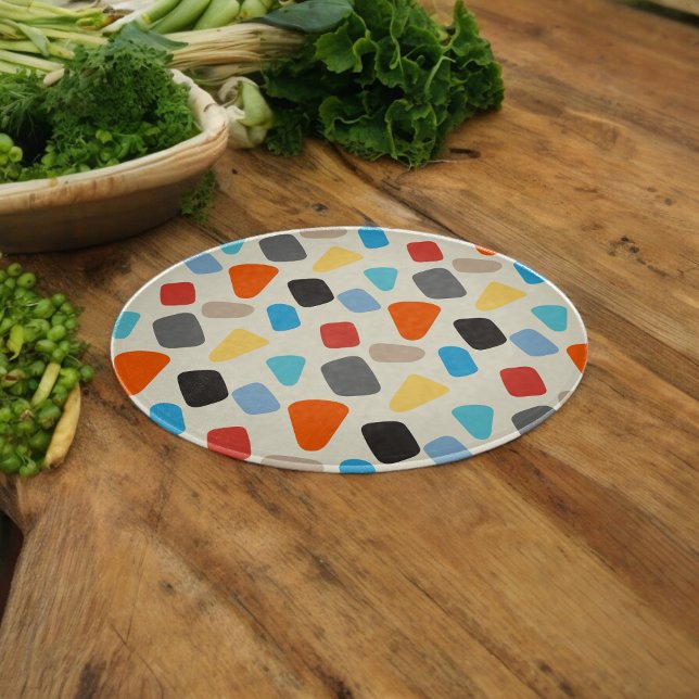 Multicolor-Kieselsteine im weißen Hintergrund Schneidebrett (Chopping Board)