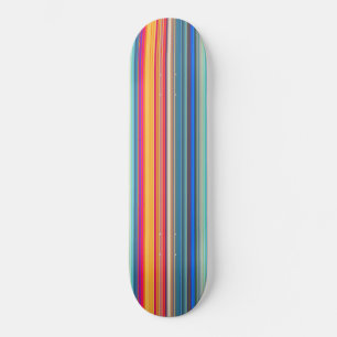 Multicolor-Streifenmuster Skateboard