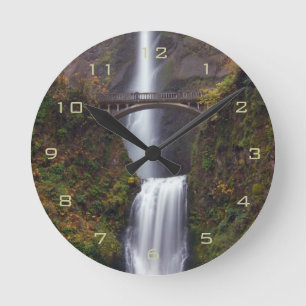 Multnomah Falls in late Autumn Runde Wanduhr