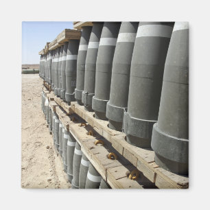 Munitionsreihen werden gestapelt und vorgepfercht magnet