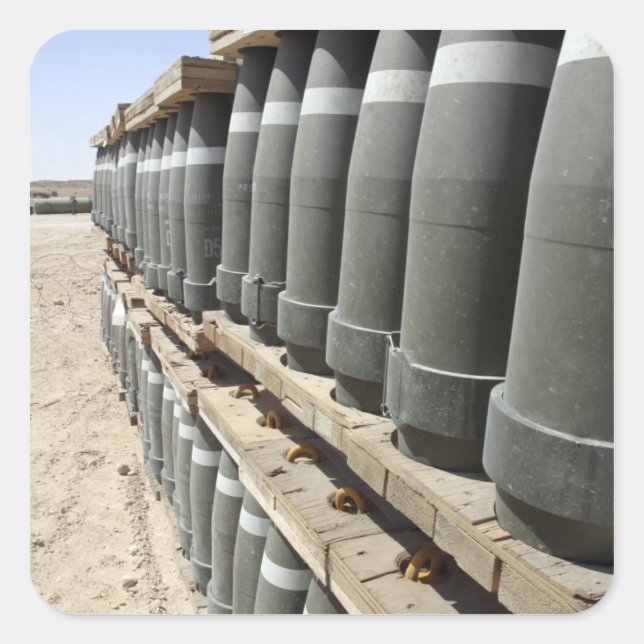 Munitionsreihen werden gestapelt und vorgepfercht quadratischer aufkleber (Vorderseite)