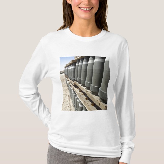 Munitionsreihen werden gestapelt und vorgepfercht T-Shirt (Vorderseite)