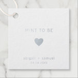 Münzprägung ist eine moderne Silberhühnerhochzeit Geschenkanhänger<br><div class="desc">Moderne und elegante Hochzeitstipps mit einem minimalen Design mit der Nachricht "Mint To Be" mit einem Herz,  Ihre Namen und Datum unten. Alle Designelemente sind in echter Silberfolie auf weißem Hintergrund. Diese einfachen,  zeitgenössischen Tags eignen sich perfekt für das minimalistische Paar und verleihen Ihren Gefallen eine persönliche Touch.</div>