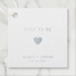 Münzprägung ist eine moderne Silberhühnerhochzeit Geschenkanhänger<br><div class="desc">Moderne und elegante Hochzeitstipps mit einem minimalen Design mit der Nachricht "Mint To Be" mit einem Herz,  Ihre Namen und Datum unten. Alle Designelemente sind in echter Silberfolie auf weißem Hintergrund. Diese einfachen,  zeitgenössischen Tags eignen sich perfekt für das minimalistische Paar und verleihen Ihren Gefallen eine persönliche Touch.</div>