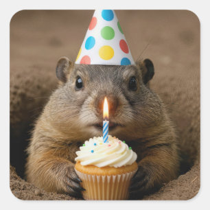 Murmeltier zum Geburtstag mit einem Cupcake Quadratischer Aufkleber