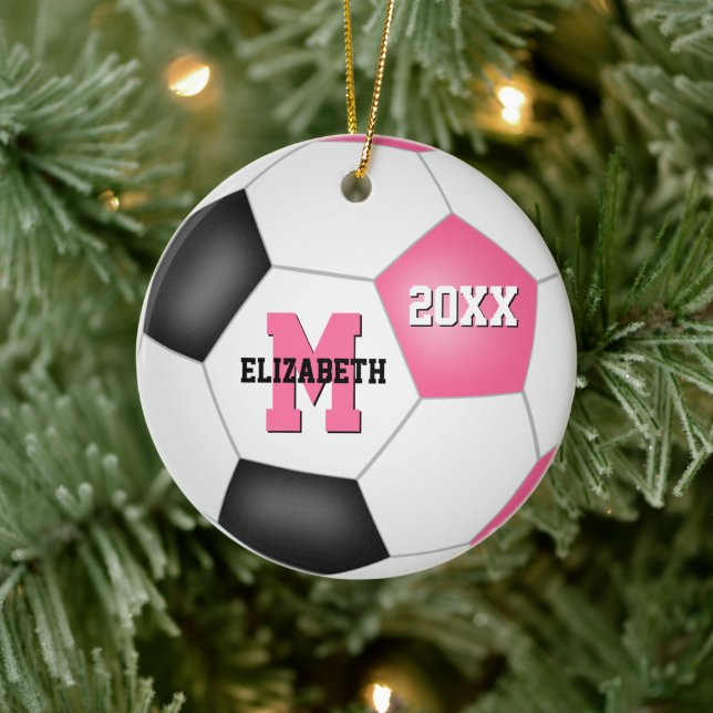 Mürrisch rosa niedlicher Keepsake-Fußball Keramik Ornament (Baum)
