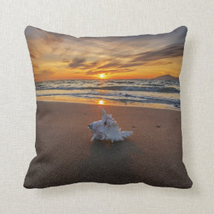 Muschel am Strand in Insel des Sonnenuntergang-  Kissen