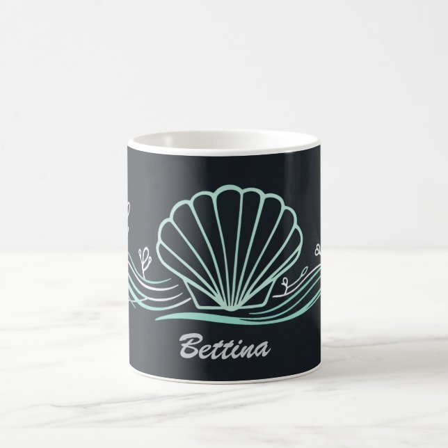Muschel auf dunklem Grün Kaffeetasse (Mittel)