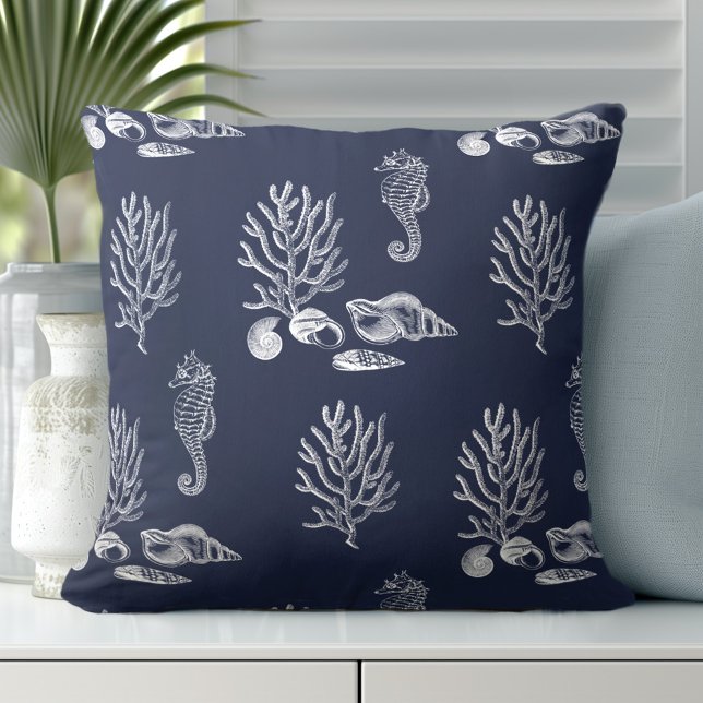 Muschel des tropischen Seepferdes Kissen (Discover Gorgeous Coastal Throw Pillows by Totally Coast.)