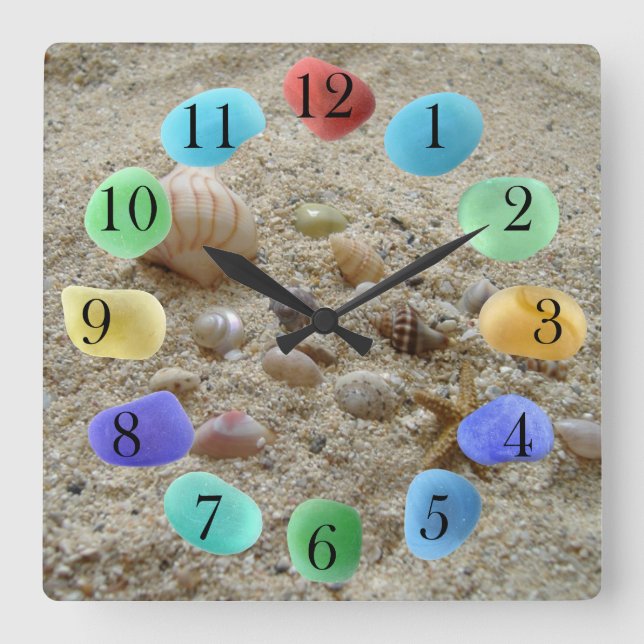 Muscheln am Strand Sand mit Meerglas Quadratische Wanduhr (Vorderseite)