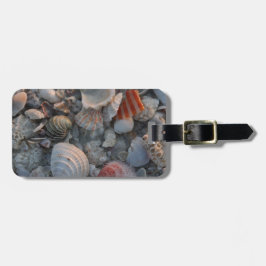 Muscheln auf dem Sand Gepäckanhänger