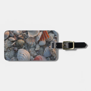Muscheln auf dem Sand Gepäckanhänger
