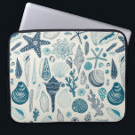 Muscheln auf weißlich laptopschutzhülle<br><div class="desc">Handgezeichnet Vektormuster mit Muscheln</div>