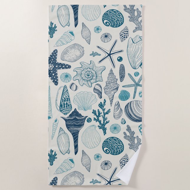 Muscheln auf weißlich strandtuch (Vorderseite)