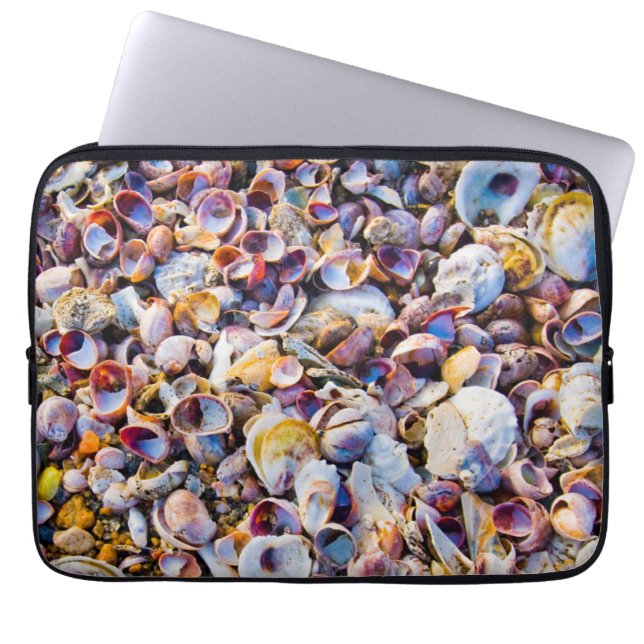 Muscheln durch das Seeufer Laptopschutzhülle (Vorderseite)