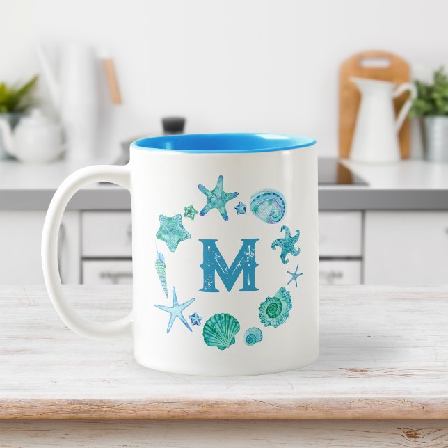 Muscheln im Wasserfarben und Monogramm für die See Zweifarbige Tasse (Watercolor Ocean Sea Shells and Starfish Monogram Two-Tone Coffee Mug)