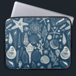 Muscheln in dunkelblau laptopschutzhülle<br><div class="desc">Handgezeichnet Vektormuster mit Muscheln</div>