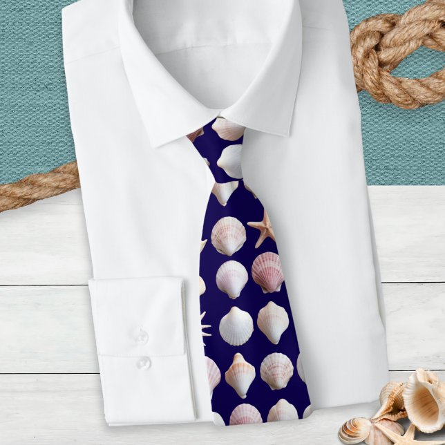 Muscheln Krawatte (A tie with seashells pattern on a dark blue background)