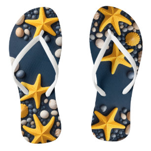 Muscheln, Seesternen und Kies auf einem Sandstrand Flip Flops