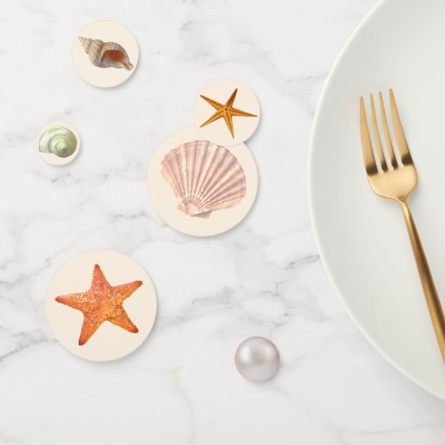 Muscheln, Sterne & Perlen auf Elfenbeintisch Konfetti (Gruppe)