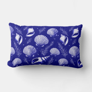 Muscheln und Algen in Navy Blue und White Lendenkissen