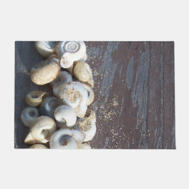 Muscheln und erwittertes Holzsehen Fußmatte