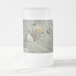 Muscheln und Mattierte Tasse von Gläsern