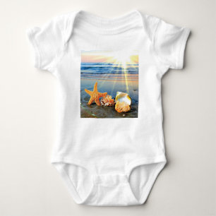 Muscheln und Seestern am Strand Baby Strampler