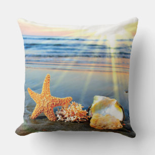 Muscheln und Seestern am Strand Kissen