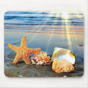 Muscheln und Seestern am Strand Mousepad