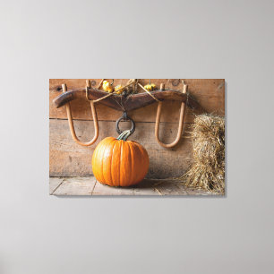 Museum für Bauern. Kürbis in Scheune mit Heu Leinwanddruck