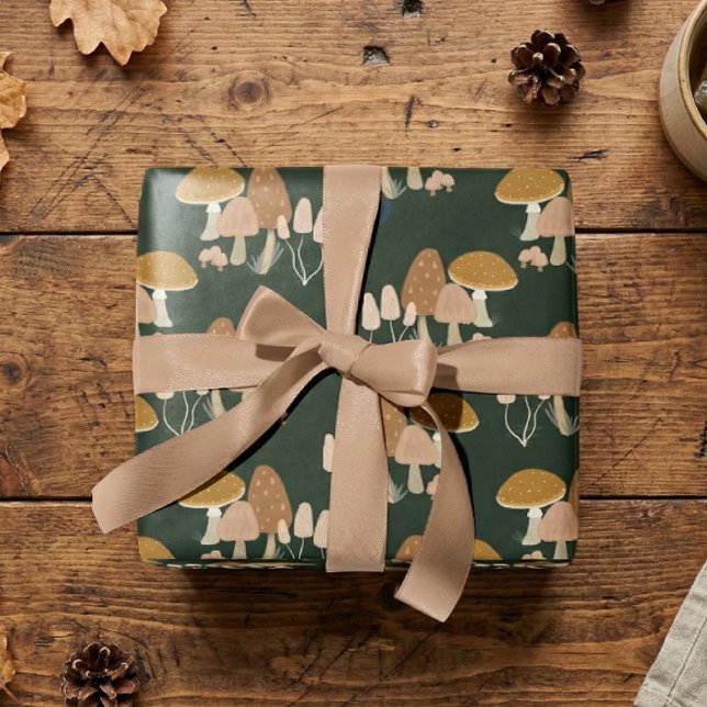 Mushroom Toadstool Woodland Coodcore Grün Geschenkpapier (Cozy autumn flat lay with rustic woodland mushroom wrapping paper on wood.)